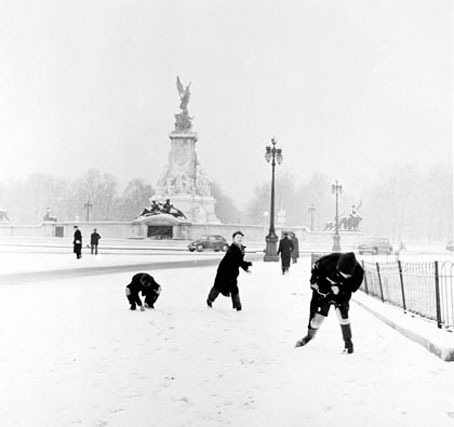 henry grant children playing in the snow london 1957  0507204.jpg